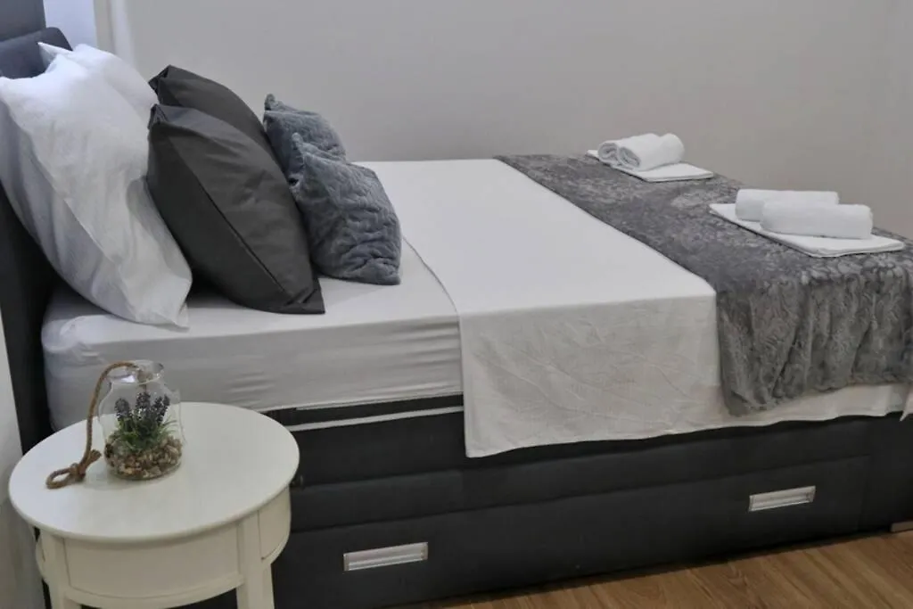 Luxury Dim Apartment Split