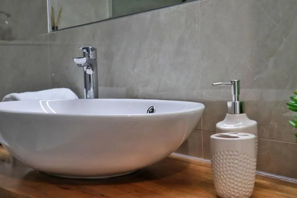 Luxury Dim Apartment Split