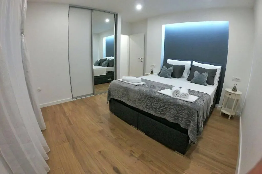 Luxury Dim Apartment Split