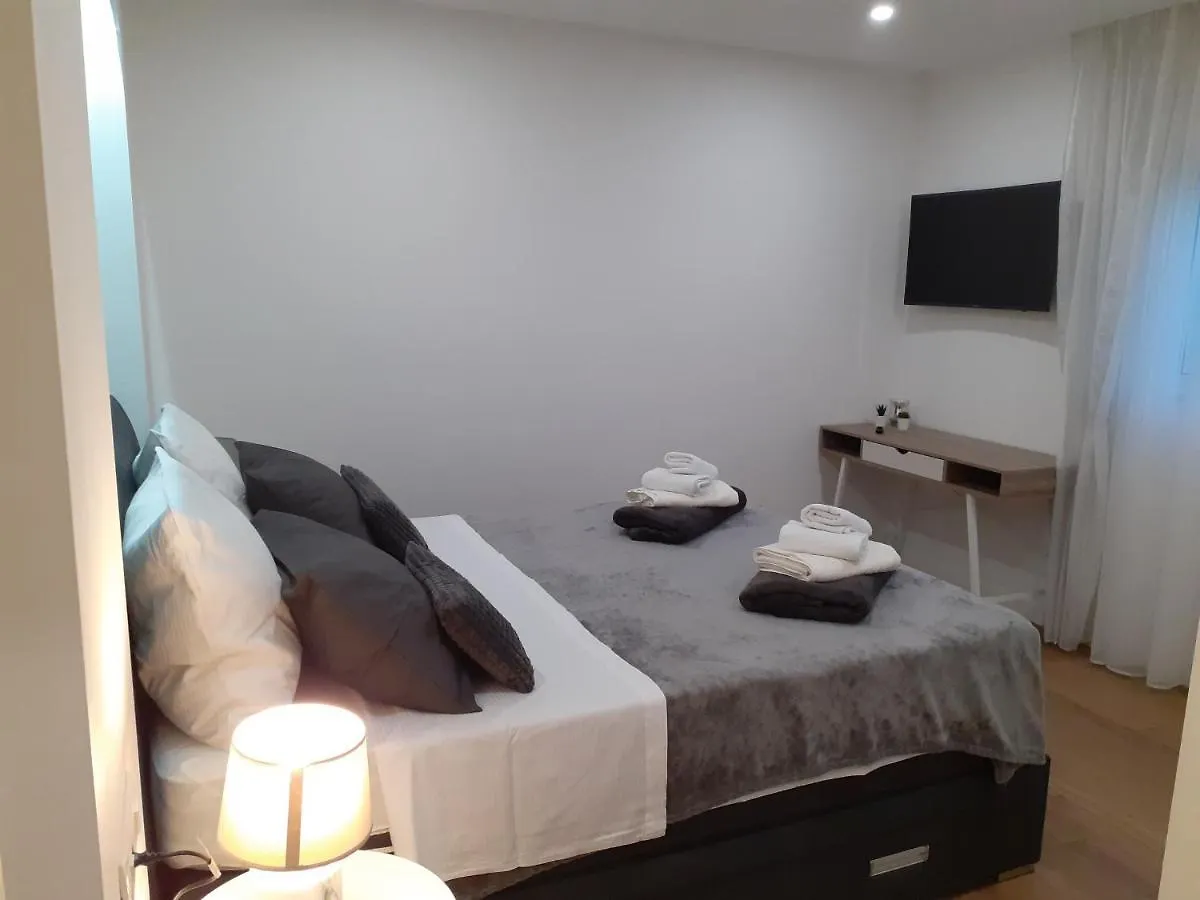 Luxury Dim Apartment Split